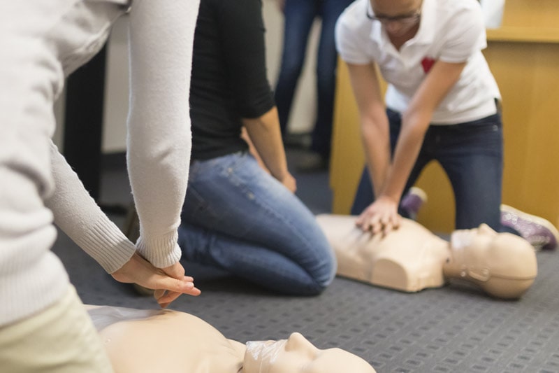 students-in-first-aid-course