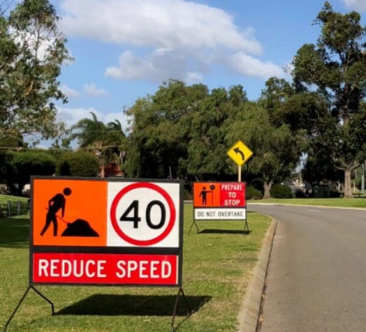 A photo of a 40km/h speed limit sign in a road works area.